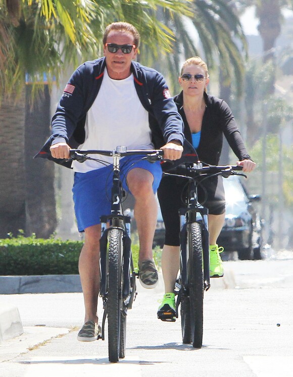 Arnold Schwarzenegger fait du vélo avec sa petite amie Heather Milligan à Santa Monica, le 19 avril 2015  