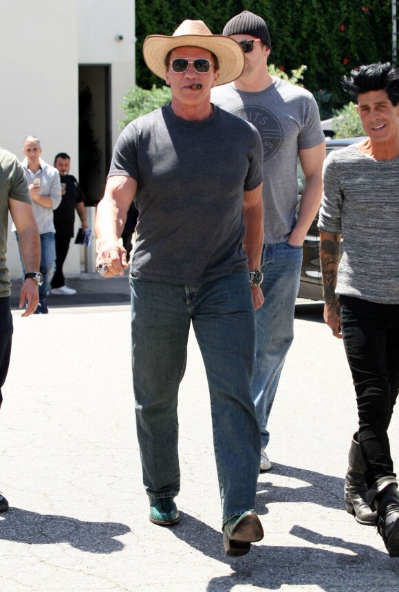 Arnold Schwarzenegger déjeune à Beverly Hills en compagnie d' amis Los Angeles, le 18 avril 2015 