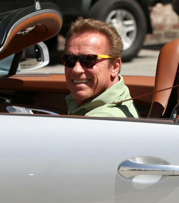 Arnold Schwarzenegger rejoint sa magnifique voiture, une Bugatti, après avoir déjeuner au restaurant à Beverly Hills. Le 4 avril 2015 