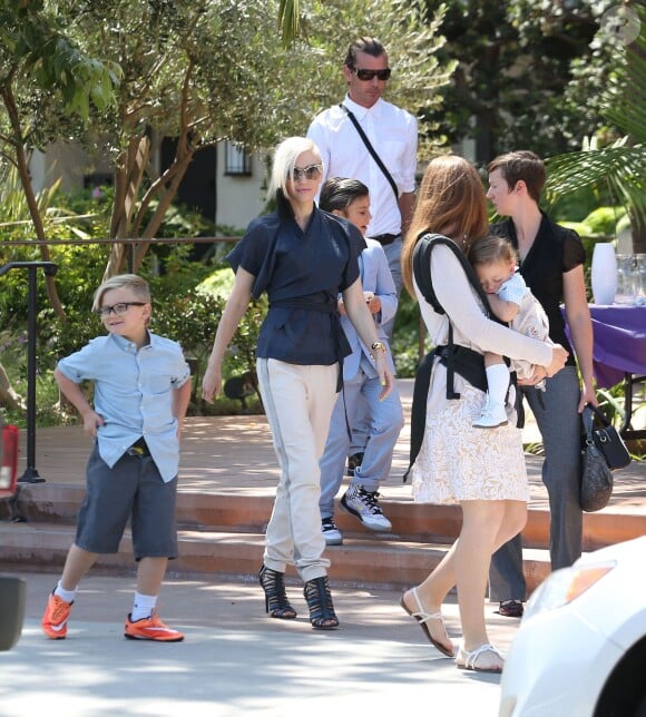 Exclusif - Gwen Stefani, Gavin Rossdale, leurs fils Kingston, Zuma et Apollo, et la nounou quittent une messe à Los Angeles. Le 10 mai 2015.