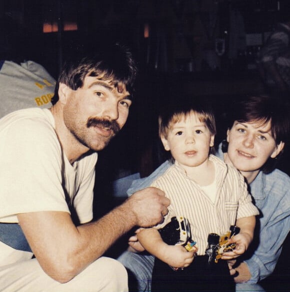 Luka Karabatic et ses parents - Le 11 mai 2015, le handballeur a publié cette photo pour les 4 ans de la mort de son père Branko