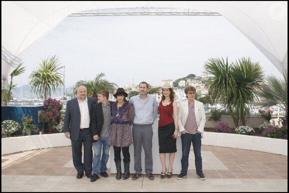 Brice Fournier, Vincent Rottiers, Soko, Xavier Giannoli, Emmanuelle Devos et François Cluzet lors du Festival de Cannes pour le film A l'origine le 21 mai 2009