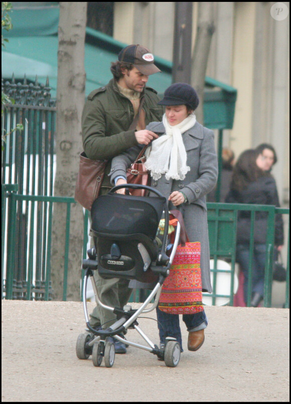 Tina Arena et son fiancé Vincent dans les rues de Paris le 15 décembre 2005  