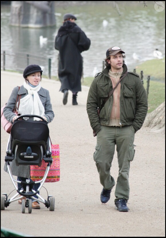 Tina Arena et son fiancé Vincent dans les rues de Paris le 15 décembre 2005 