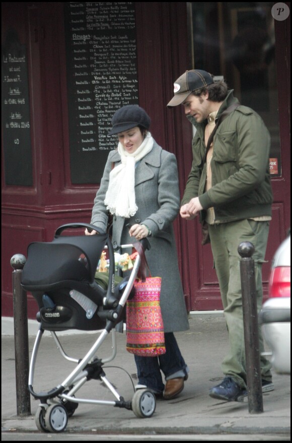 Tina Arena et son fiancé Vincent dans les rues de Paris le 15 décembre 2005 