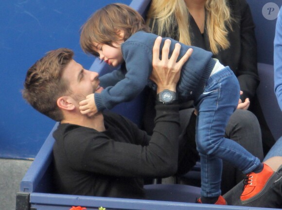 Gerard Piqué, sa compagne Shakira et leur fils Milan assistent à un match de tennis lors du "Trophée Conde Godo" à Barcelone, le 26 avril 2015. 