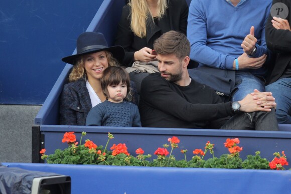 Gerard Piqué, sa compagne Shakira et leur fils Milan assistent à un match de tennis lors du "Trophée Conde Godo" à Barcelone, le 26 avril 2015.  