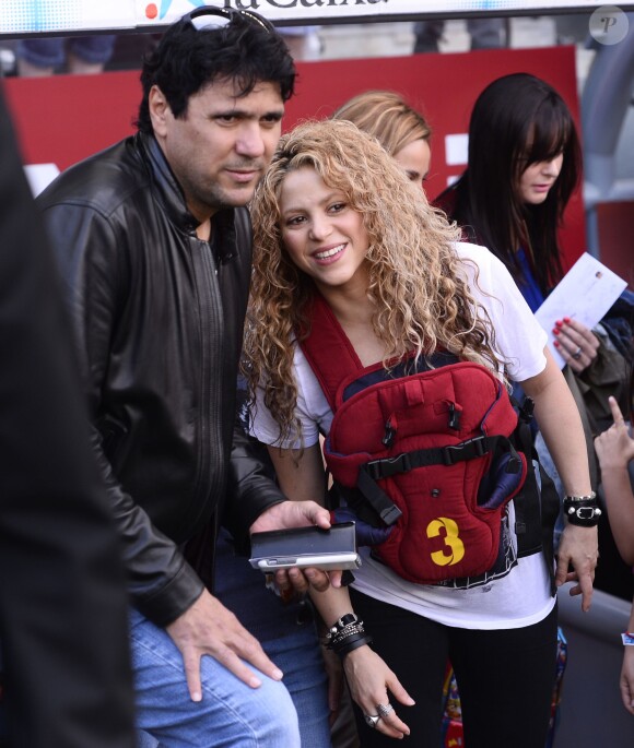 Shakira, avec ses enfants Milan (2 ans) et Sasha (3 mois), et sa belle-mère Montserrat Bernabeu, a assisté au match de football de son compagnon Gérard Piqué, Barca Vs Vanlence, à Barcelone. Le 16 avril 2015