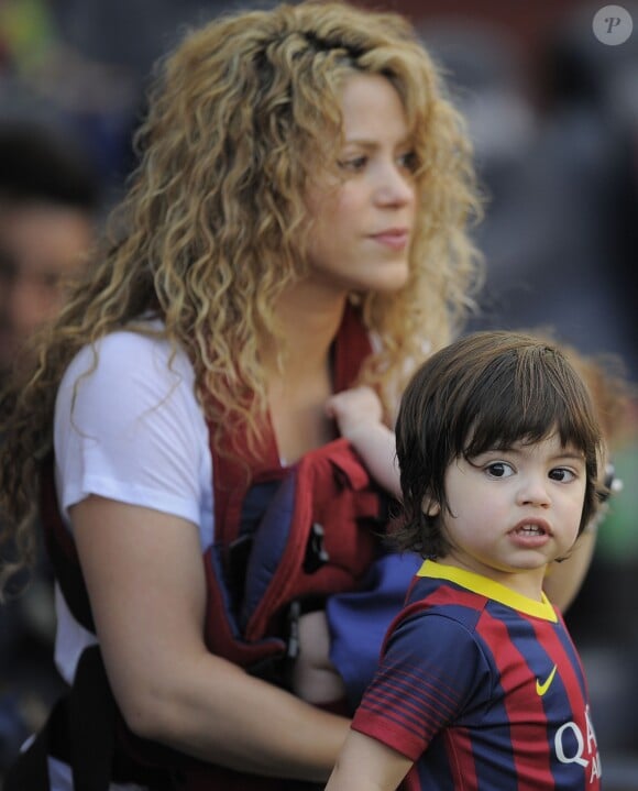Shakira, avec ses enfants Milan (2 ans) et Sasha (3 mois), et sa belle-mère Montserrat Bernabeu, a assisté au match de football de son compagnon Gérard Piqué, Barca Vs Vanlence, à Barcelone. Le 16 avril 2015