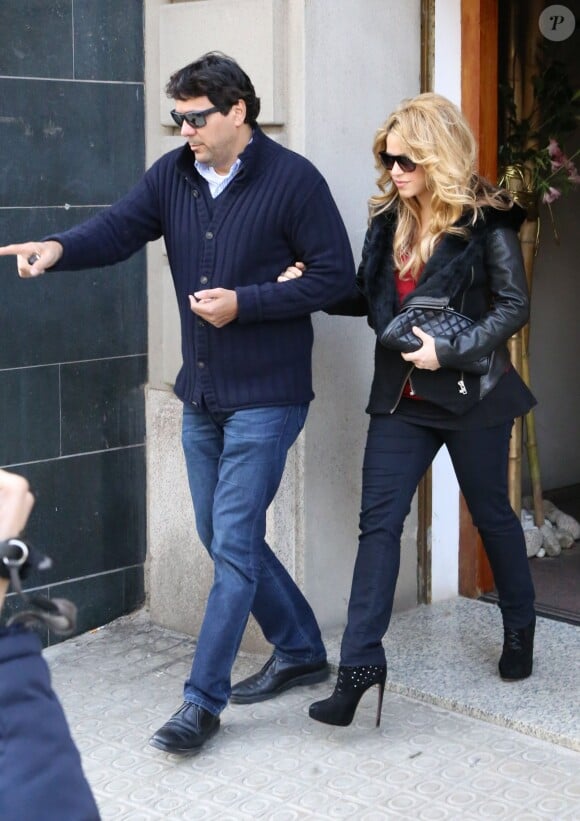 Shakira quitte un restaurant avec son frère à Barcelone en Espagne 12 février 2015.
