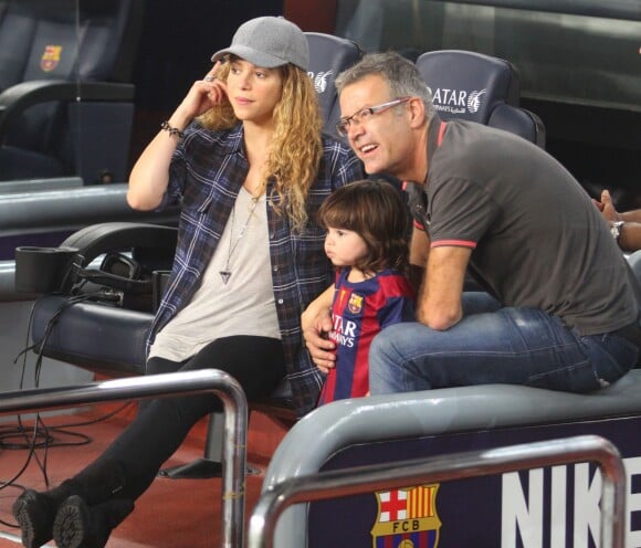 Shakira (enceinte) et son fils Milan vont encourager Gerard Piqué et le FC Barcelone au Camp Nou le 18 octobre 2014 