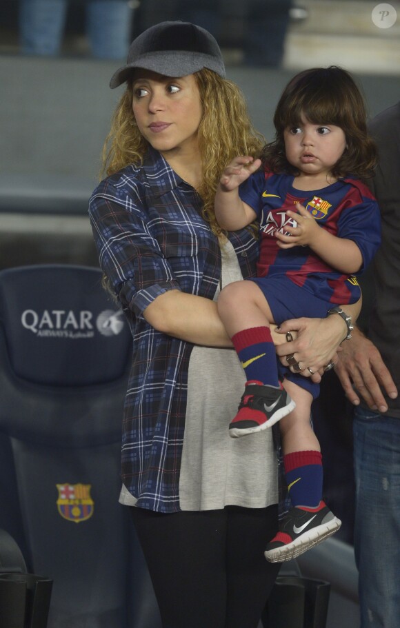 La chanteuse Shakira (enceinte) et son fils Milan sont venus encourager Gerard Piqué et le FC Barcelone au Camp Nou le 18 octobre 2014. 