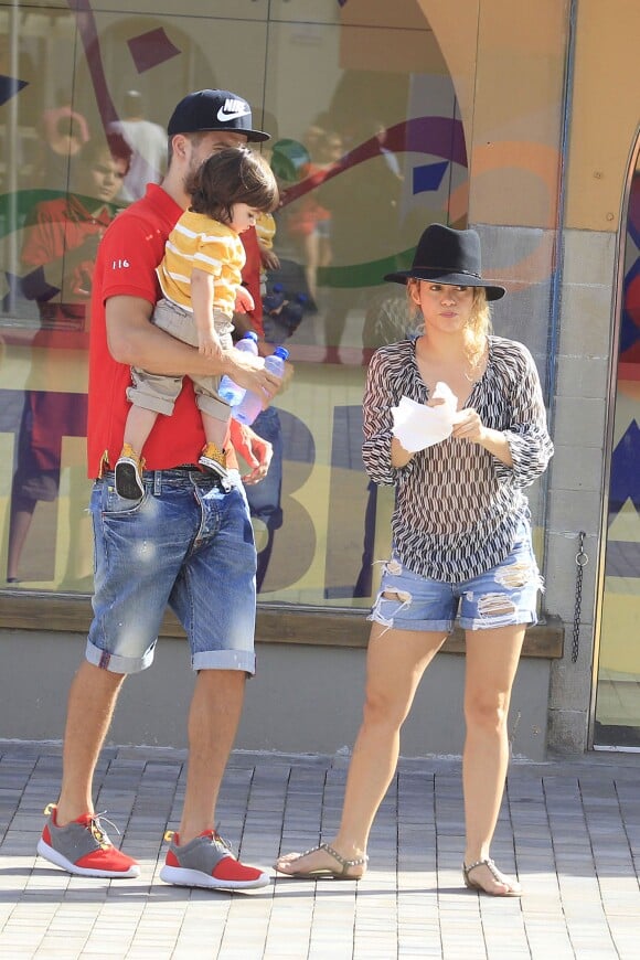 Exclusif - La chanteuse Shakira, son compagnon Gerard Piqué et leur fils Milan se promènent dans un parc d'attractions à Barcelone, le 19 juillet 2014.