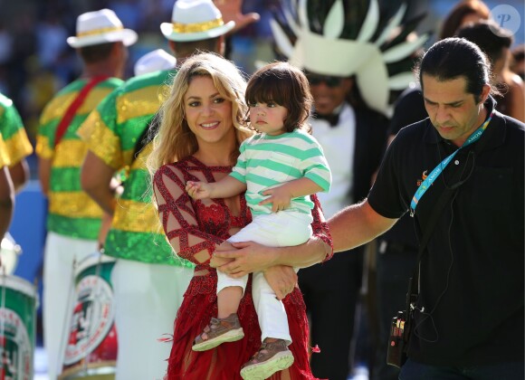 La chanteuse Shakira et son fils Milan lors de la finale de la coupe du monde de la FIFA 2014 à Rio de Janeiro, le 13 juillet 2014.