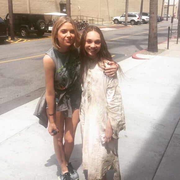 Maddie Ziegler et Ashley Benson, sur le tournage de Pretty Little Liars le 11 mai 2015