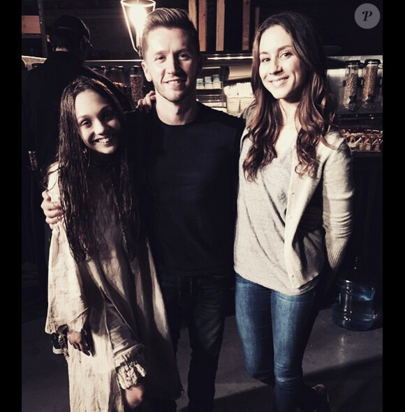 Maddie Ziegler, Travis Wall et Troian Bellisario sur le tournage de Pretty Little Liars le 11 mai 2015