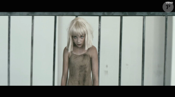 Image extraite du clip "Elastic Heart" de Sia. Avec Shia LaBeouf et Maddie Ziegler, chorégraphié par Ryan Heffington. Janvier 2015.