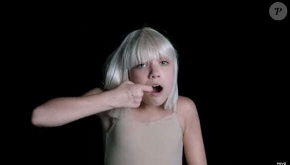 La jeune Maddie Ziegler, 12 ans, dans le clip Big Girls Cry de Sia.
