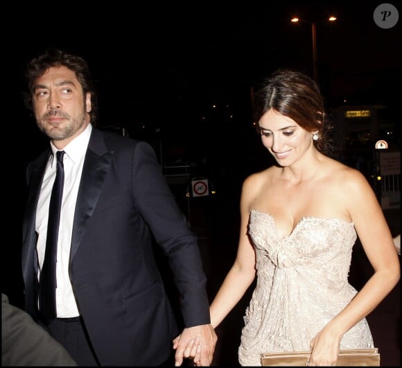 Javier Bardem et Penélope Cruz quittent la clôture du Festival de Cannes 2010.