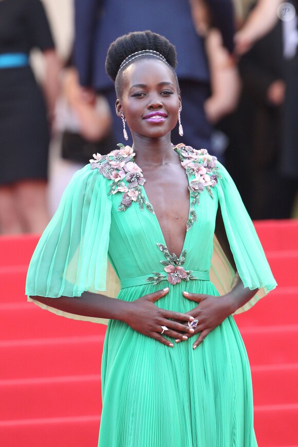 Lupita Nyong'o en Gucci - Montée des marches du film "La Tête Haute" pour l'ouverture du 68e Festival du film de Cannes le 13 mai 2015