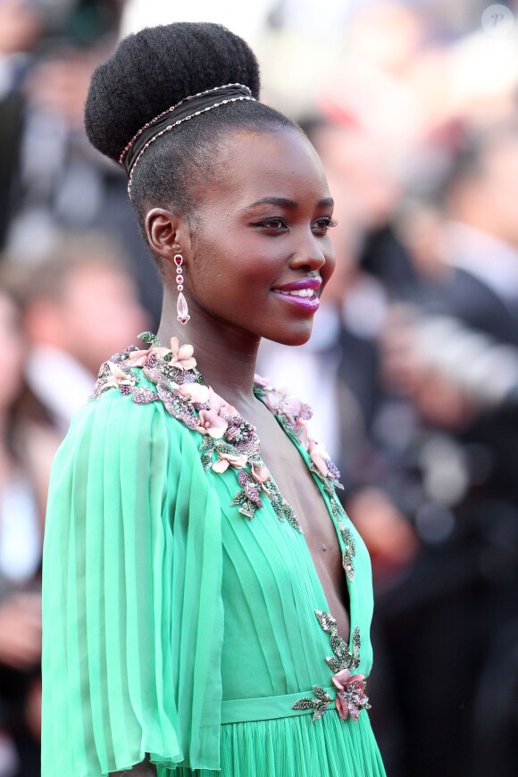 Lupita Nyong'o en Gucci - Montée des marches du film "La Tête Haute" pour l'ouverture du 68e Festival du film de Cannes le 13 mai 2015