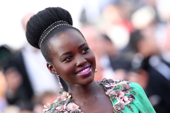 Lupita Nyong'o en Gucci - Montée des marches du film "La Tête Haute" pour l'ouverture du 68e Festival du film de Cannes le 13 mai 2015