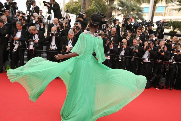 Lupita Nyong'o en Gucci - Montée des marches du film "La Tête Haute" pour l'ouverture du 68e Festival du film de Cannes le 13 mai 2015