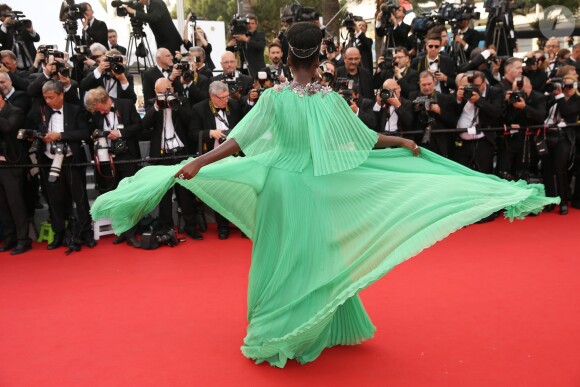 Lupita Nyong'o en Gucci - Montée des marches du film "La Tête Haute" pour l'ouverture du 68e Festival du film de Cannes le 13 mai 2015