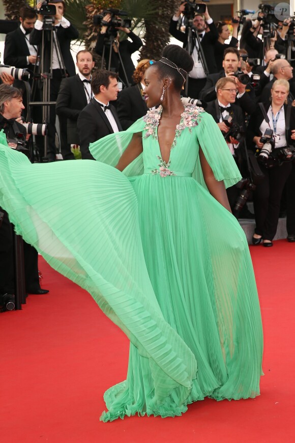 Lupita Nyong'o en Gucci - Montée des marches du film "La Tête Haute" pour l'ouverture du 68e Festival du film de Cannes le 13 mai 2015