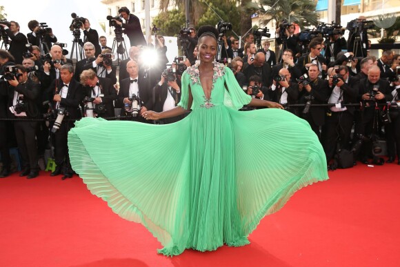 Lupita Nyong'o en Gucci - Montée des marches du film "La Tête Haute" pour l'ouverture du 68e Festival du film de Cannes le 13 mai 2015