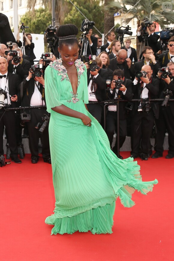 Lupita Nyong'o en Gucci - Montée des marches du film "La Tête Haute" pour l'ouverture du 68e Festival du film de Cannes le 13 mai 2015