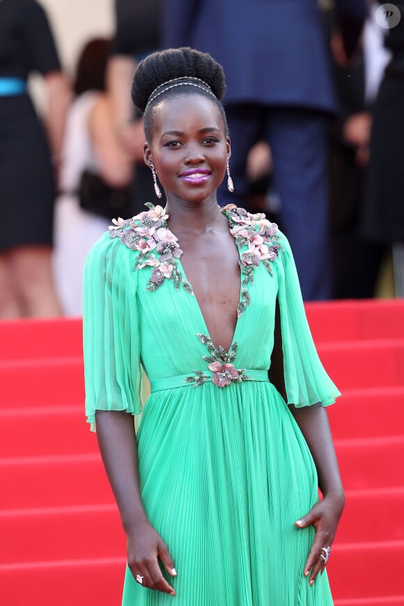 Lupita Nyong'o en Gucci - Montée des marches du film "La Tête Haute" pour l'ouverture du 68e Festival du film de Cannes le 13 mai 2015