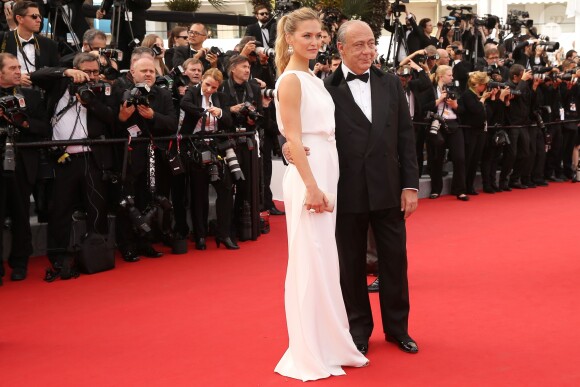 Bar Refaeli et Fawaz Gruosi - Montée des marches du film "La Tête Haute" pour l'ouverture du 68e Festival du film de Cannes le 13 mai 2015