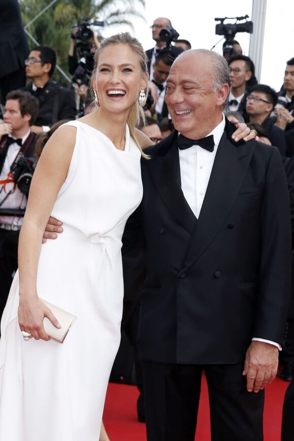 Bar Refaeli et Fawaz Gruosi - Montée des marches du film "La Tête Haute" pour l'ouverture du 68e Festival du film de Cannes le 13 mai 2015