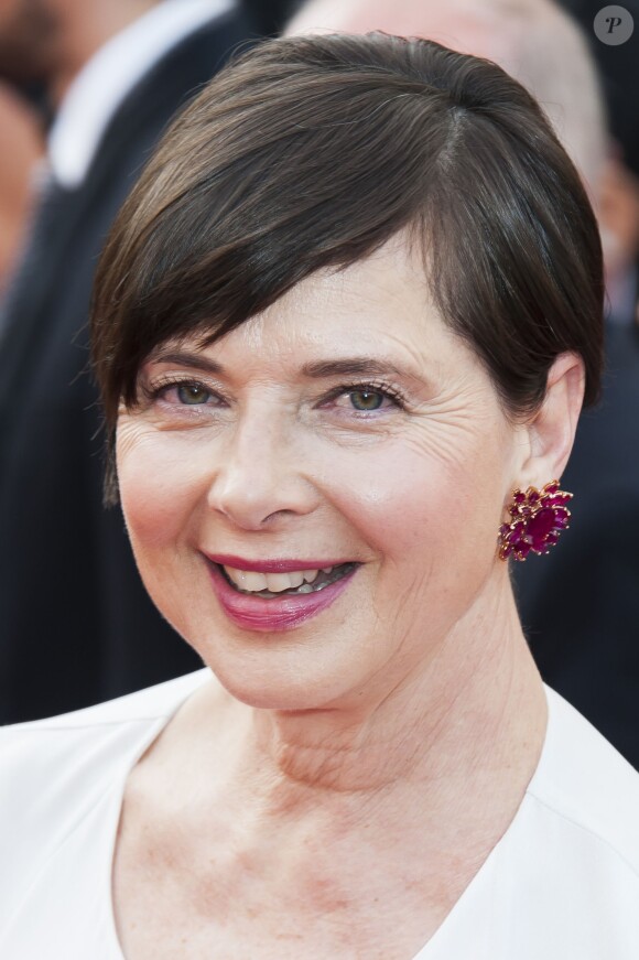 Isabella Rossellini en Stella McCartney lors de la soirée d'ouverture du Festival de Cannes le 13 mai 2015 et l'avant-première du film La Tête haute