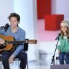 Le chanteur Raphaël en duo avec une petite fille - Enregistrement de l'émission "Vivement Dimanche" consacrée à Charlotte de Turckheim à Paris le 13 mai 2015. L'émission sera diffusée le 17 mai à 14h10 sur France 2.