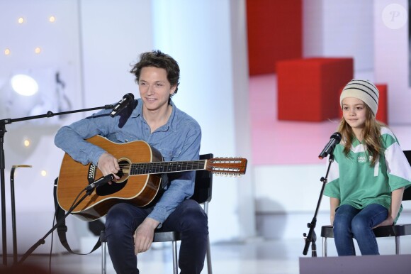Le chanteur Raphaël en duo avec une petite fille - Enregistrement de l'émission "Vivement Dimanche" consacrée à Charlotte de Turckheim à Paris le 13 mai 2015. L'émission sera diffusée le 17 mai à 14h10 sur France 2.