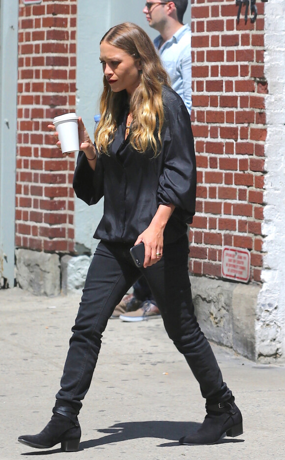 Mary-Kate Olsen, tout de noir vêtue et chaussée de bottines Saint Laurent à à New York, le 8 mai 2015.
