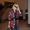 Rosie Huntington-Whiteley arrive à l'aéroport LAX de Los Angeles, habillée d'un manteau Isabel Marant Étoile (réversible et accessoirisé d'une ceinture en cuir Isabel Marant), d'un jean Paige et de bottines Saint Laurent. Des lunettes de soleil et un sac Chloé (modèle Alice) accessoirisent sa tenue. Le 14 mai 2015.