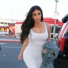 Kim Kardashian arrive à l'aéroport Bob Hope à Burbank, habillée d'une robe blanche Faith Connexion et de sandales Hermès. Le 13 mai 2015.