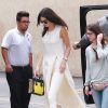 Kendall Jenner se rend au restaurant Emilio's Trattoria à Encino, habillée d'une tunique (collection printemps-été 2015) et d'un pantalon The Row, d'un sac Céline et de chaussures Sophia Webster (modèle Coco Flamingo). Le 13 mai 2015.