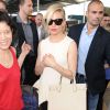 Sienna Miller arrive à l'aéroport de Nice, habillée d'un top en tricôt Stella McCartney, d'un pantalon noir et de mules marrons. Un sac beige Kurt Geiger et des lunettes de soleil accessoirisent sa tenue. Le 12 mai 2015.