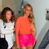 Beyoncé de sortie à Manhattan, porte un pull orange fendue aux manches Cushnie Et Ochs, un short en cuir rose Dsquared² assorti à ses chaussures, et un sac Givenchy (modèle Lucrezia). New York, le 14 mai 2015.