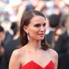 Natalie Portman (bijoux De Grisogono) - Montée des marches du film "La Tête Haute" pour l'ouverture du 68e Festival du film de Cannes le 13 mai 2015.