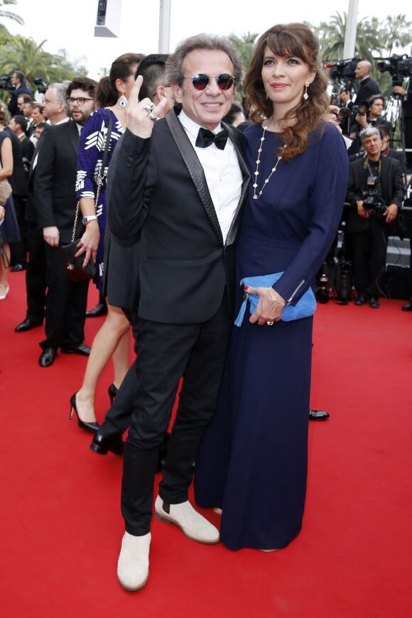 Philippe Manoeuvre et sa femme Candice de la Richardière, in love :  Montée des marches du film "Mad Max : Fury Road" lors du 68 ème Festival International du Film de Cannes, à Cannes le 14 mai 2015.