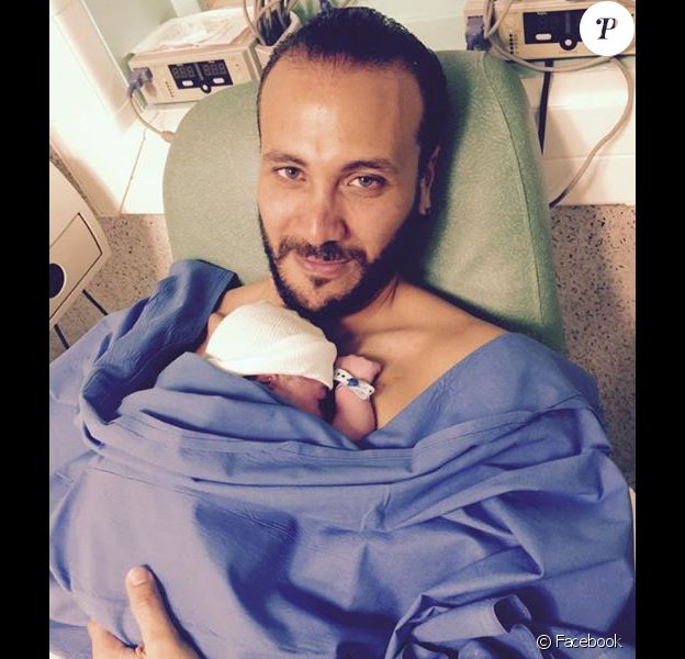 Merwan Rim pose avec son fils, le 6 mai 2015