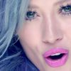 Hilary Duff relate son expérience Tinder dans le clip de son nouveau single Sparks. Disponible sur Youtube, le 14 mai 2015