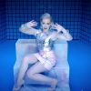 Hilary Duff relate son expérience Tinder dans le clip de son nouveau single Sparks. Disponible sur Youtube, le 14 mai 2015