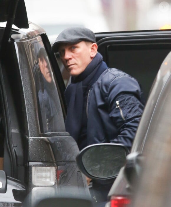 Exclusif - Première sortie pour Daniel Craig depuis son accident sur le tournage du dernier film James Bond "Spectre" à Mexico, le 31 mars 2015.