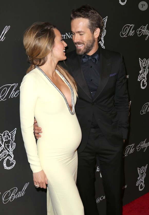 Blake Lively (enceinte) (robe Gucci, bijoux Lorraine Schwartz) et son mari Ryan Reynolds (smoking Gucci) à la soirée "Angel Ball 2014" à New York, le 20 octobre 2014 